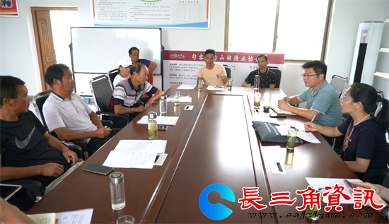 与养殖户们一道交流养殖技术.png